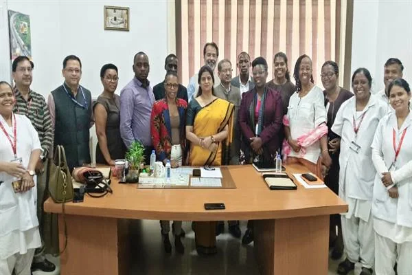 भोपाल के काटजू अस्पताल में प्रतिनिधिमंडल और अस्पताल कर्मचारी